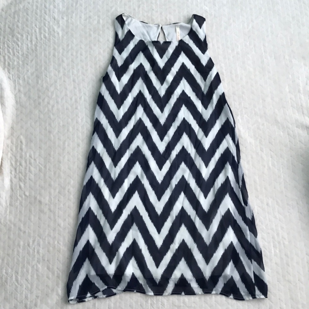 Chevron striped navy blue and also white dress